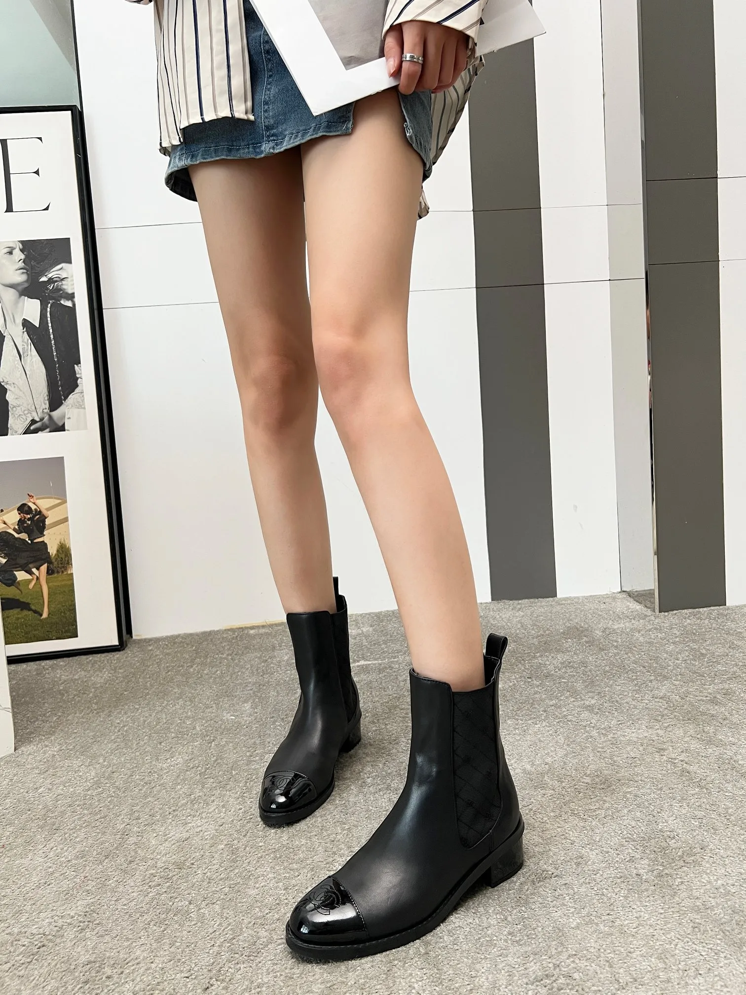 👟👟Ex-factory price 580👟👟 2025CHANEL These Chanel boots are amazing✨ Classic color matching, with a sense of high-end, the details of the toe are exquisite, and the fashion is instantly full when you put them on~ The different colors are easy to spot, and you can wear them with skirts and trousers to create a unique grandma style. Whose fashion DNA has touched it, I won’t tell you👀 Own it and you will want to carry the wind with you when you walk. These are fashionable and essential boots 👢 Fabric: cowhide Lining: sheepskin Color: black white apricot Heel height: about 4cm Tube height: 6 inches Size: 5-40 (41 customized)